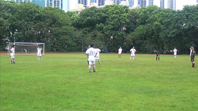 观看var后，裁判出示红牌