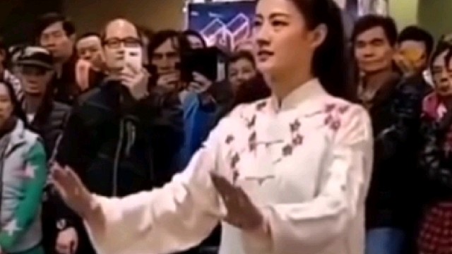 这是我见过最会打太极的妹子，下蹲那一下，没3年功夫起不来