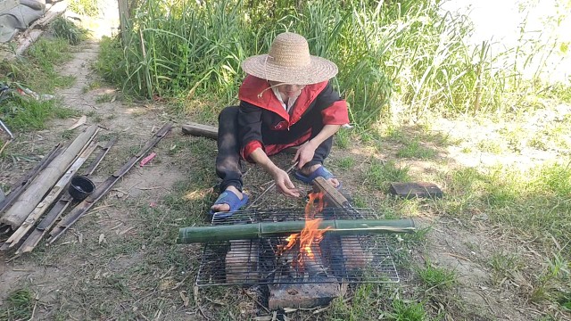 随便钓几十条鱼烤着吃，竹筒蒸鱼，太美味了