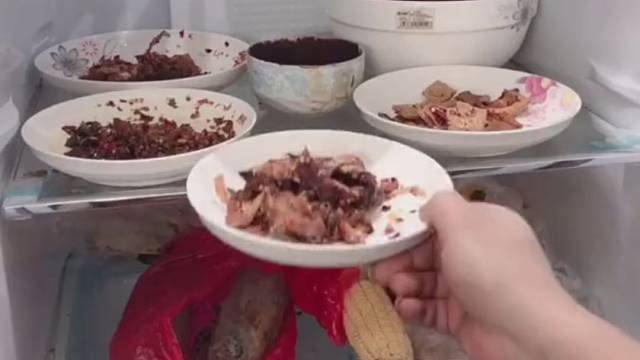小瓶子大作用，虽然不提倡剩菜剩饭，但这样做既省空间又不会搞的冰箱都是味道