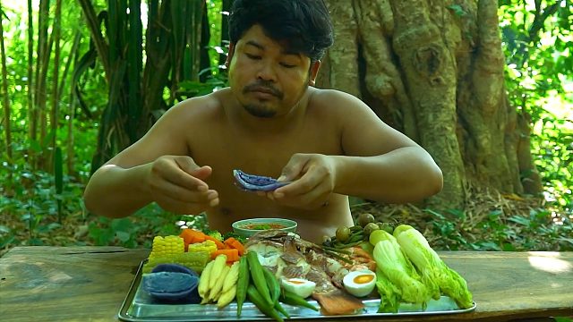 在河里抓点鱼虾，清蒸配酸辣酱，吃起来真过瘾