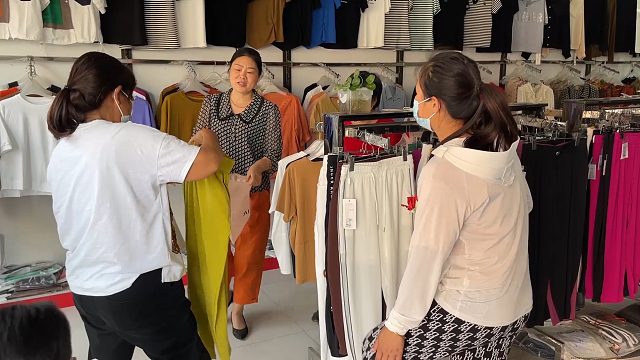 媳妇上街给老妈买衣服，老妈大胆尝试新风格，这款式穿上好看吗