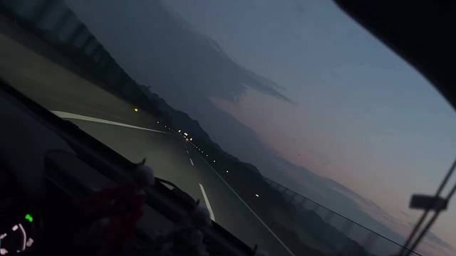 高速空荡荡的。