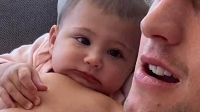 小宝宝靠上去之后的眼神，一下子就融化了我的心…心巴❤️