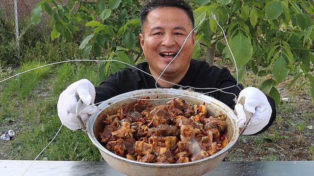 整了只10斤大鳄龟，用土窑碳火焖半小时，再整点小酒一呱唧，真香