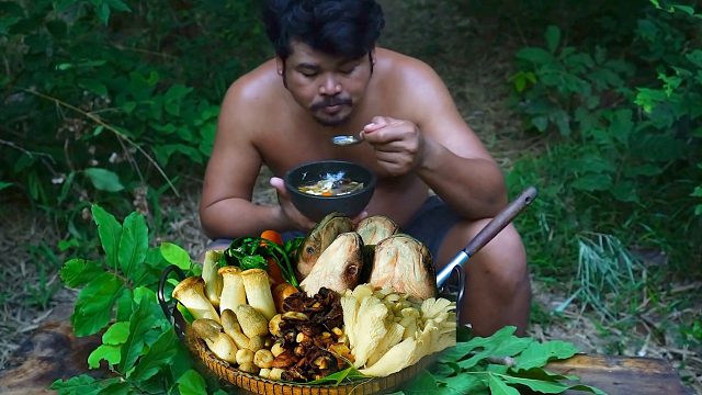 河里抓几条胖头鱼，配上蘑菇炖汤喝，喝一口味真鲜