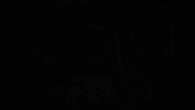 幸好没有女孩子喜欢我，不然还要陪我吃路边摊、还要陪我淋雨，妆还要被头盔弄花，不仅委屈了她，还拉低了她