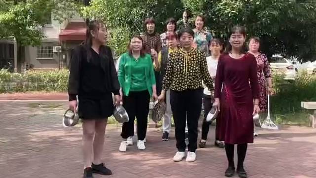 大家开心的跳舞