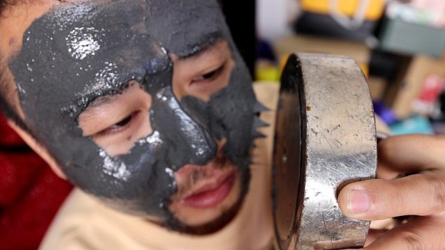 花一千块钱买的磁性面膜，用大强磁来吸，差点脸没了