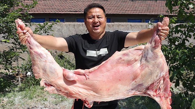 800元买了半只羊，做个“清炖羊肉”，紫皮大蒜一口一个，真香