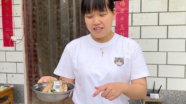 上班第一天老公收1500货款，到家就全给婆婆，媳妇生气转身就走