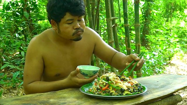 河里抓点田螺，配鱿鱼龙虾一起，咬一口真鲜