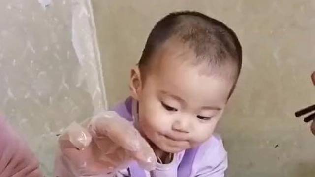 你跟别的小孩咋不一样呢