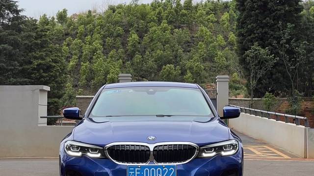 爱情总是会来迟，只因我开破宝马