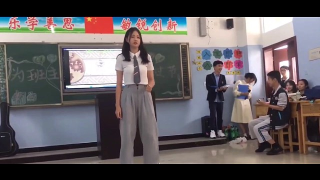 现在的学生营养跟上了，也懂得时尚了，就是表情没跟上