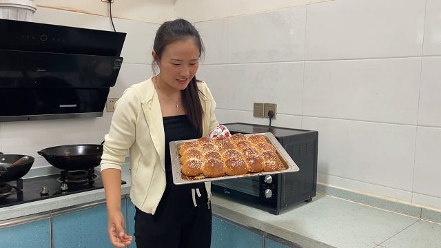 媳妇在家做蜂蜜小面包，出锅满屋飘香真馋人，老公还挺爱吃