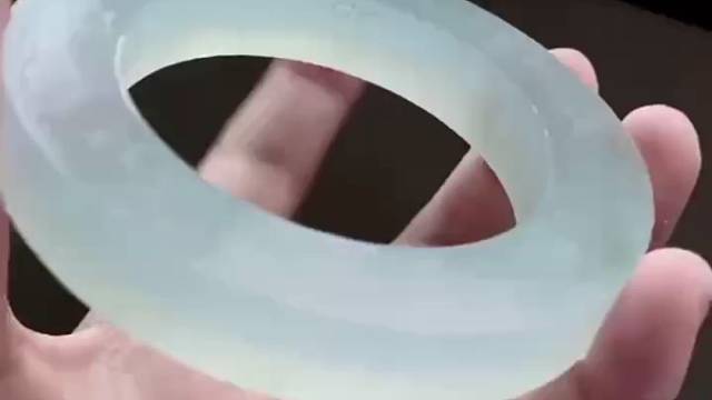 六位数的手镯起货效果怎么样，惊艳到你了吗？#翡翠#翡翠手镯