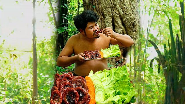 在山里切点猪粉肠配酸辣酱，吃一口味真鲜