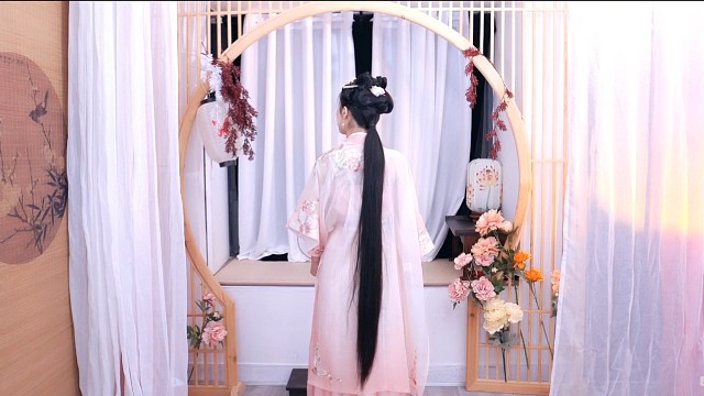 娴静时如娇花照水，行动处似弱柳扶风