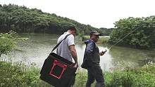 带小叔一起路亚黑鱼，大黑鱼咬口一个接一个，真过瘾