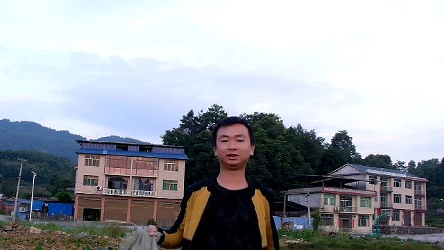 小杨今天抓龙虾，终于爆桶吃个过瘾