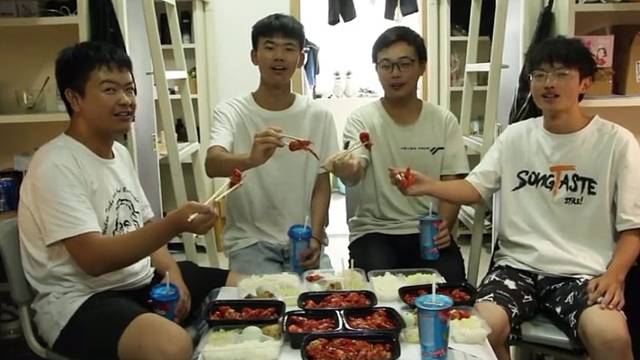 武汉工商学院请全体师生员工吃校庆餐-油炸小龙虾