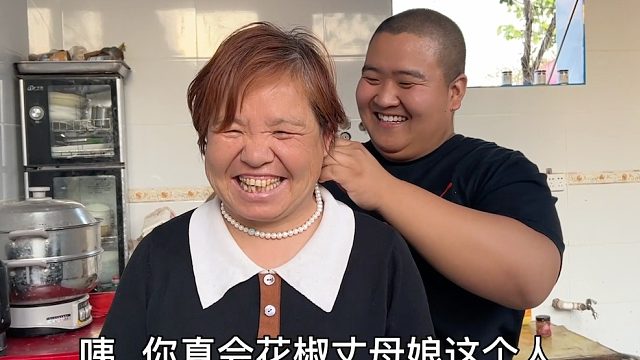 这女婿为讨好丈母娘真舍得，买一车水果还送礼物，丈母娘喜上眉梢