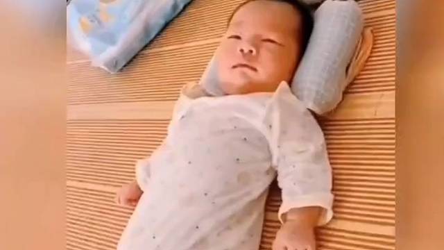 被自己屁吓哭的小朋友