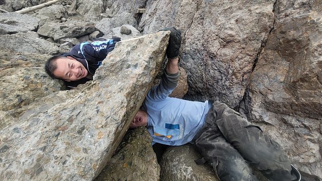 在巨石下抓鱼既危险又刺激，这种让人欲罢不能的快乐很上头