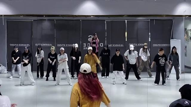 [爱心]
提高班课堂～

0基础的你也可以越跳越有范[奸笑]
​