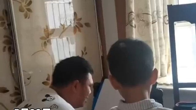 爸爸辅导孩子作业崩溃