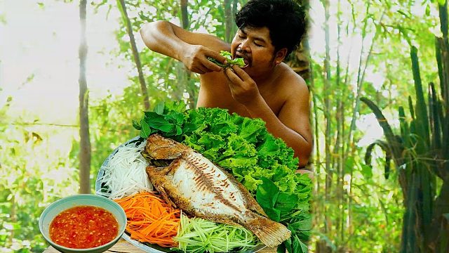 河里的鱼真肥，抓一条烤熟配酸辣酱，放嘴里真鲜