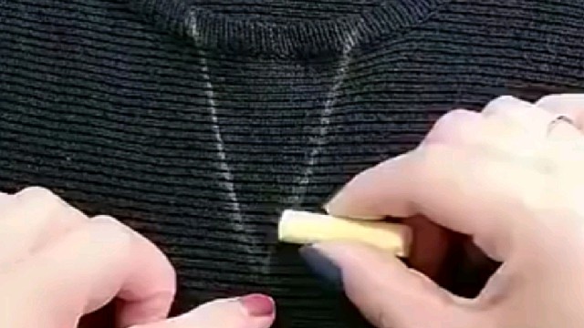 毛衣领子越穿越大，教你轻松改一下变V领~