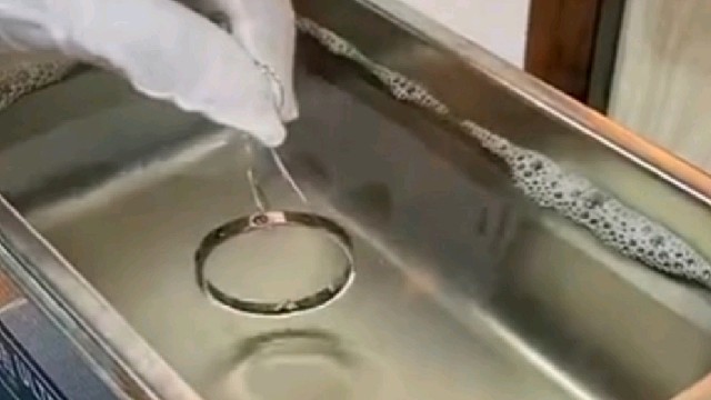 这卡地亚满钻手镯应该是没离过手吧