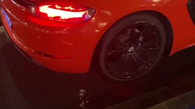 给大家表演一个怎么跨车