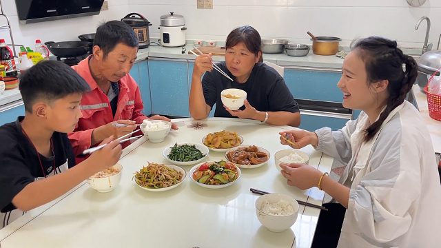 西瓜皮千万不要再扔了，中午小伙爆炒一大盘子，尝尝比吃肉还香