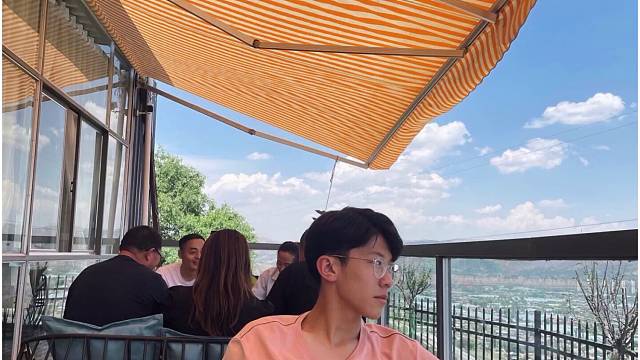 你逢人便说那是你的玫瑰玫瑰枯萎那天又要怎么收场.