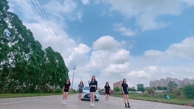 今天和姐妹去户外跳舞了。