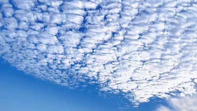 如果有人给你发天空的照片，不要回好看，记得说我也想你了，因为晓看天色暮看云，行也思卿坐也思卿！