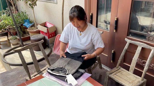 妹妹发工资了，今天给老妈寄过来一身衣服，老妈穿上真高兴