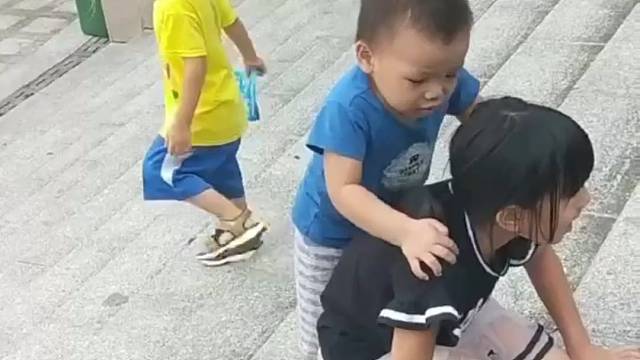 弟弟累了姐姐背