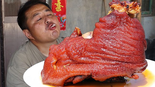 60元买两个大肘子，无情地啃起来，再来几头新大蒜，太过瘾了