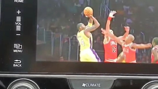 汽车屏幕全新玩法！投屏显示控制手机屏幕！