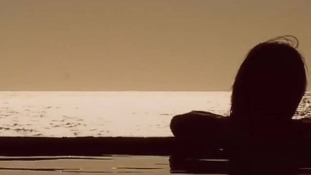 车与车相撞叫车祸，人与人相撞叫爱情可现实车与车总是相让，人与人总是错过、