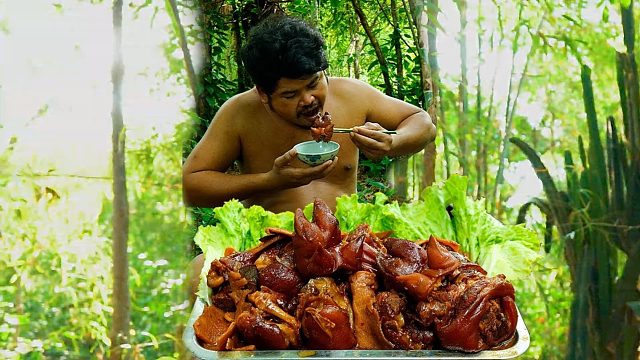 在山里炖一锅猪蹄子，抱着啃真过瘾