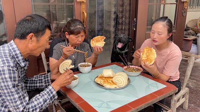 农村老妈蒸馒头，媳妇再做一锅胡辣汤，一口馍一口汤吃着真得劲