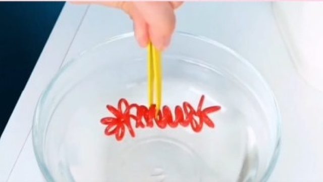 化妆小妙招，塑料发圈松了？一碗热水就能搞定