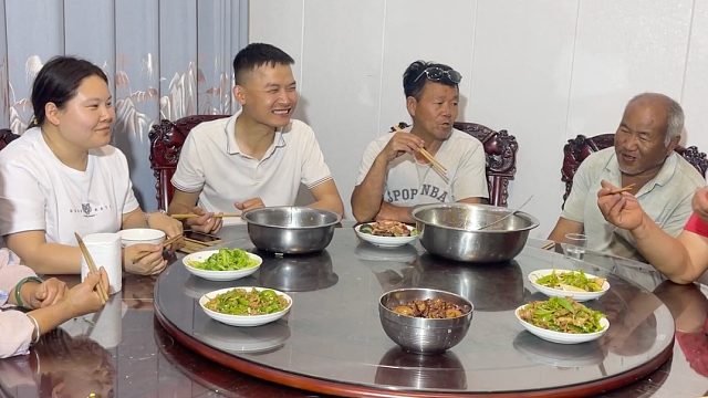 河南小麦开始正式收割，亲戚朋友都赶来帮忙，农忙的场景热闹又高兴