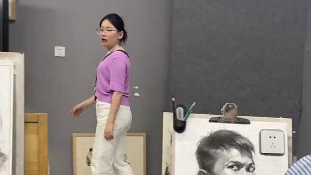 被学生逼疯的美术老师！