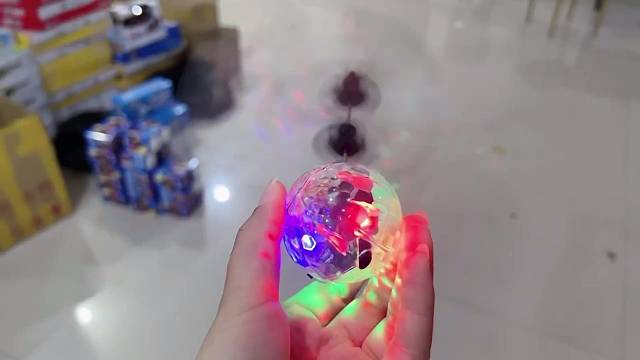 80后大爷在公园，麦感应飞行器，一天麦300多个。